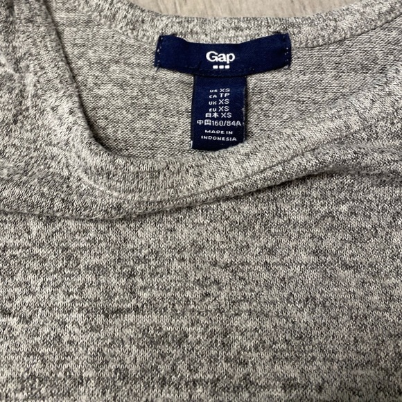 GAP GRAY TOP WITH SCOOP HEMLINE SIZE XS - Picture 2 of 3